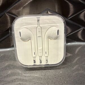 NWT Apple Earphones Genuine 3.5mm